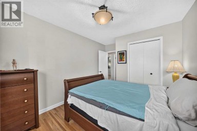 10647 Shillington Crescent SW Calgary Alberta photo 25