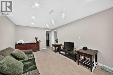 10647 Shillington Crescent SW Calgary Alberta photo 28