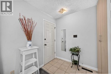 10647 Shillington Crescent SW Calgary Alberta photo 3