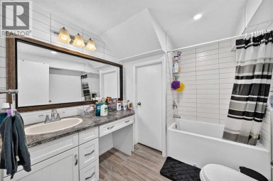 10647 Shillington Crescent SW Calgary Alberta photo 37