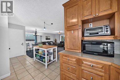 10647 Shillington Crescent SW Calgary Alberta photo 7