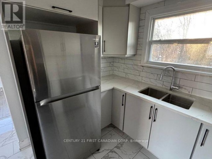 UPPER LEVEL - 31 THORNCREST CRESCENT, London South (South D), Ontario, N6J1K4