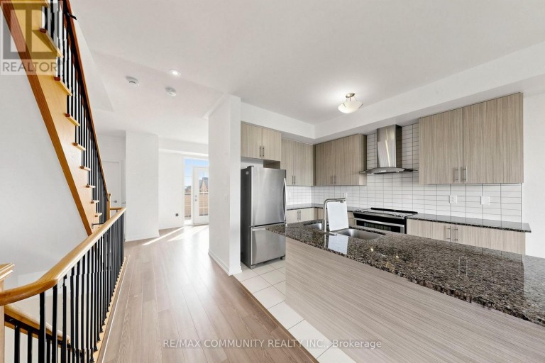 221 HARDING PARK STREET, Newmarket (Glenway Estates), Ontario, L3Y0E3