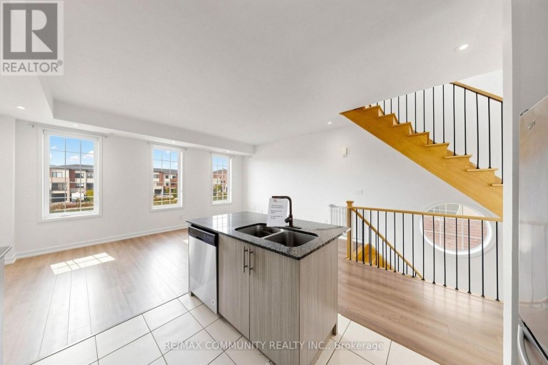 221 HARDING PARK STREET, Newmarket (Glenway Estates), Ontario, L3Y0E3