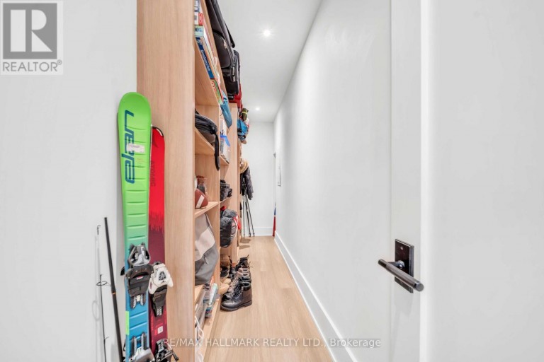 27 COLLINSON BOULEVARD, Toronto (Clanton Park), Ontario, M3H3C1