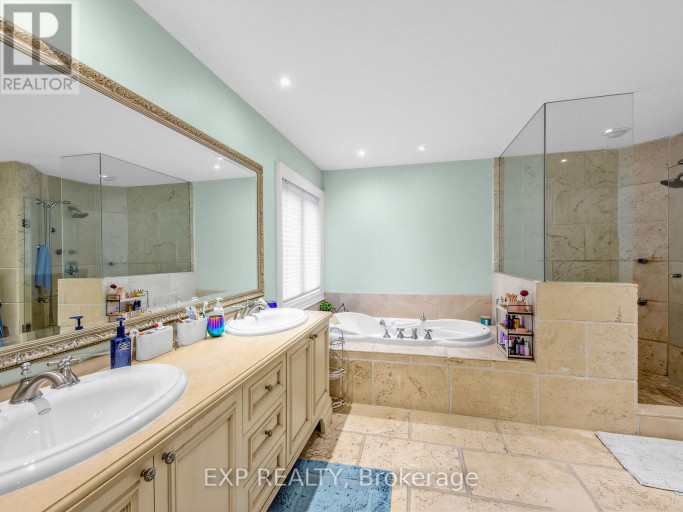 241 POPLAR PLAINS ROAD, Toronto (Casa Loma), Ontario, M4V2N8