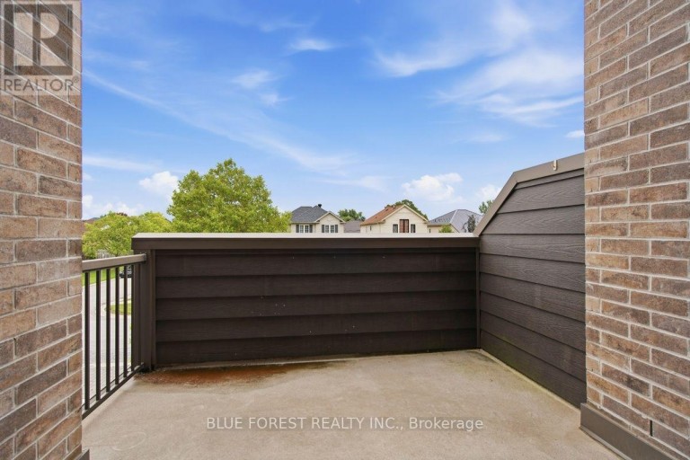 2112 MEADOWGATE BOULEVARD, London South (South U), Ontario, N6M0H5