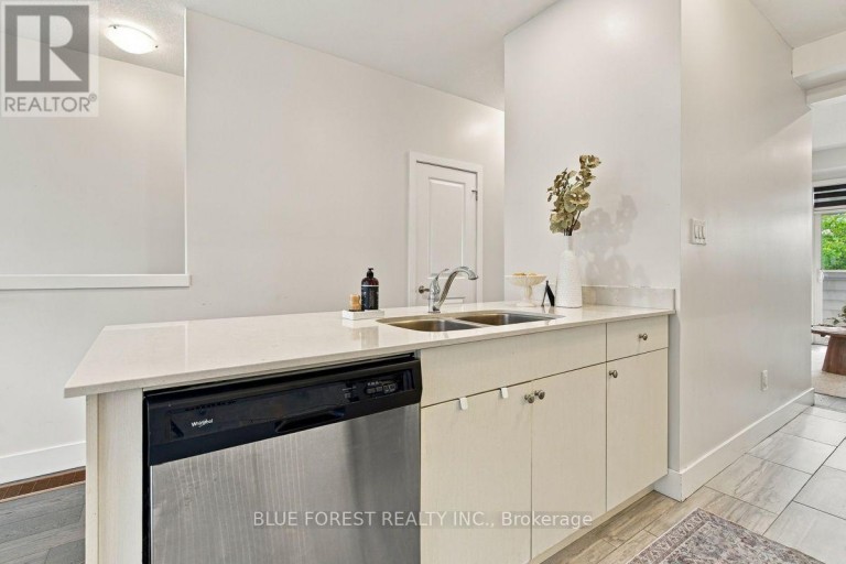 2112 MEADOWGATE BOULEVARD, London South (South U), Ontario, N6M0H5