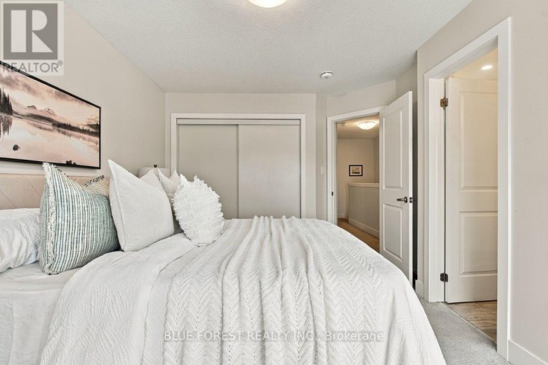 2112 MEADOWGATE BOULEVARD, London South (South U), Ontario, N6M0H5