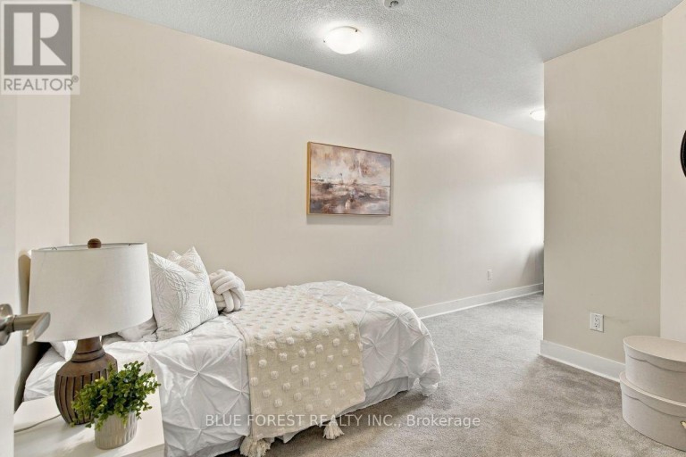 2112 MEADOWGATE BOULEVARD, London South (South U), Ontario, N6M0H5