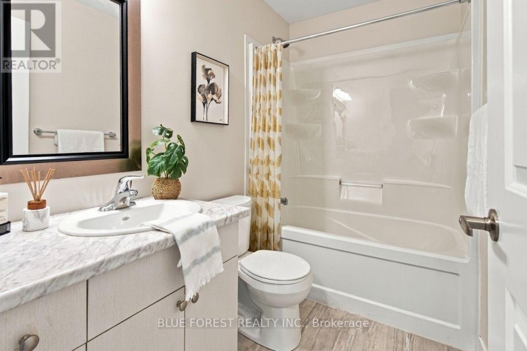2112 MEADOWGATE BOULEVARD, London South (South U), Ontario, N6M0H5