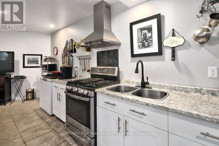 190 LAKESHORE ROAD E, Blue Mountains, Ontario, L9Y0M9
