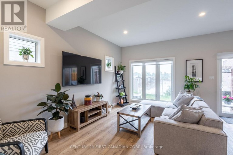 19 - 17 NICHOLSON STREET, Lucan Biddulph (Lucan), Ontario, N0M2J0