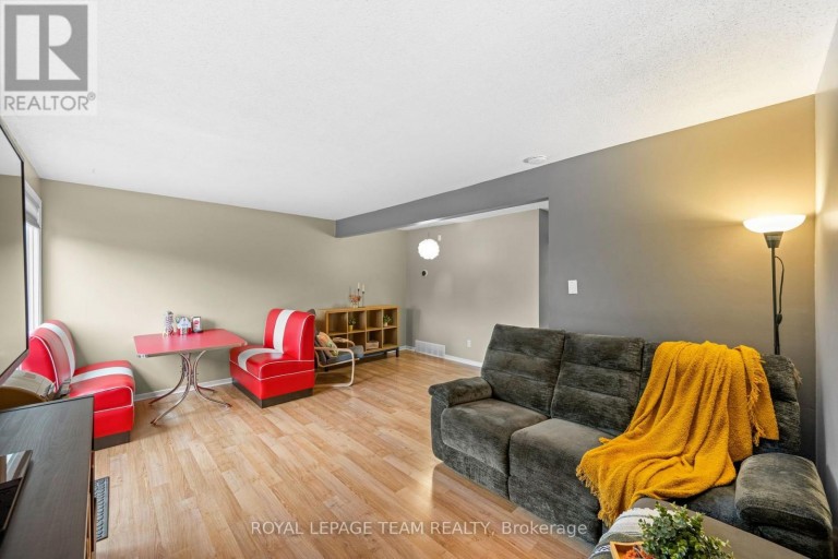 128 MCCLINTOCK WAY, Ottawa, Ontario, K2L2A4