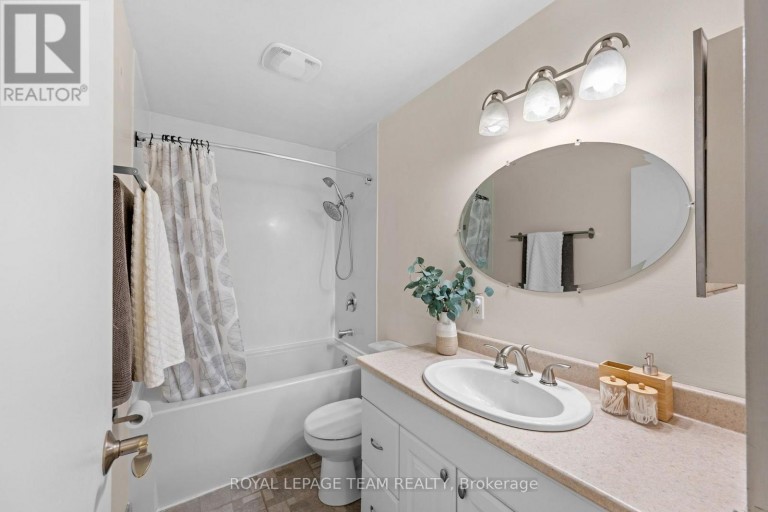 128 MCCLINTOCK WAY, Ottawa, Ontario, K2L2A4