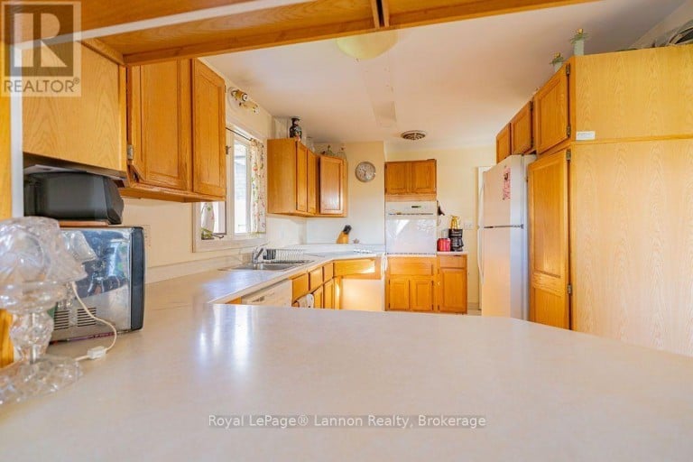 210 POWLEY STREET, Thunder Bay (Court / Cumberland), Ontario, P7A2K9