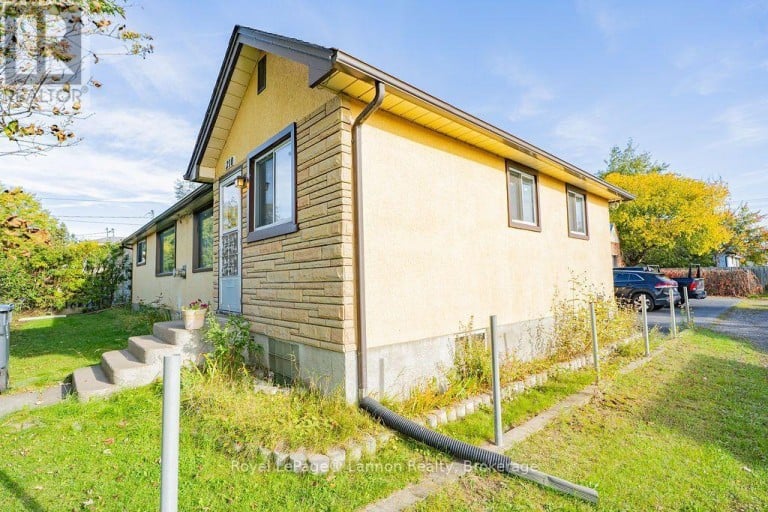 210 POWLEY STREET, Thunder Bay (Court / Cumberland), Ontario, P7A2K9