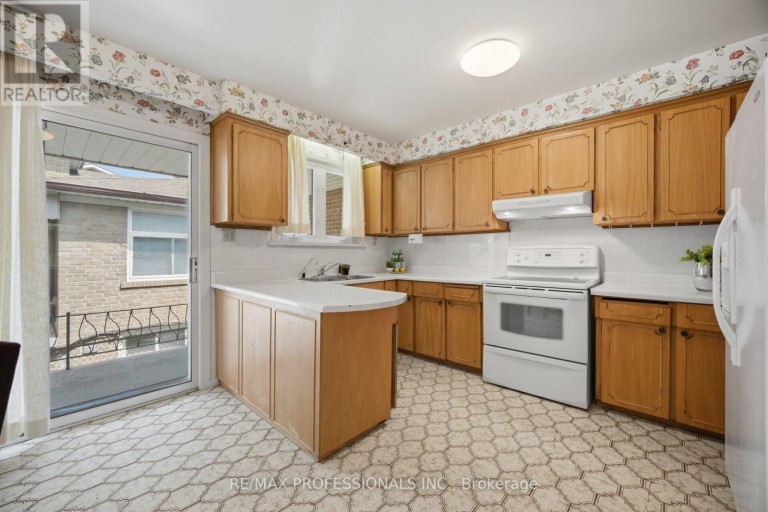 90 PECKHAM AVENUE, Toronto (Newtonbrook West), Ontario, M2R2V5