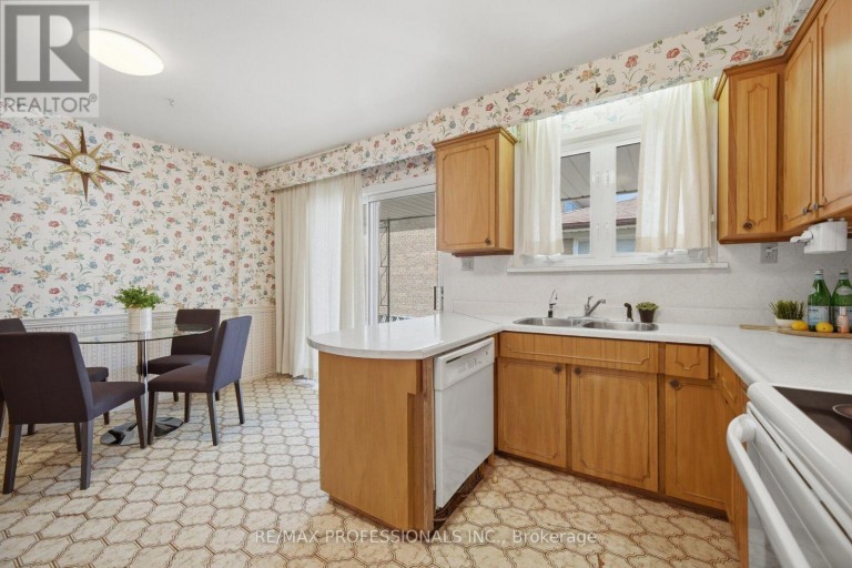 90 PECKHAM AVENUE, Toronto (Newtonbrook West), Ontario, M2R2V5