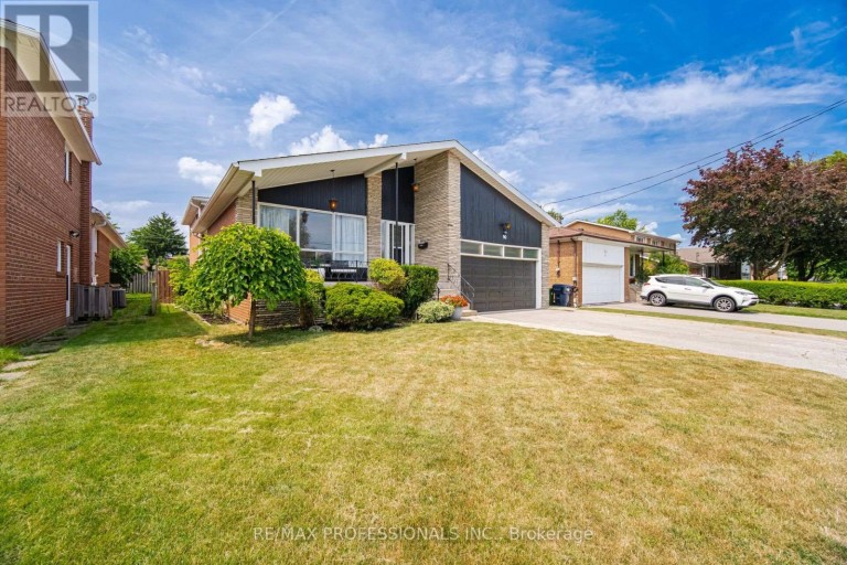 90 PECKHAM AVENUE, Toronto (Newtonbrook West), Ontario, M2R2V5