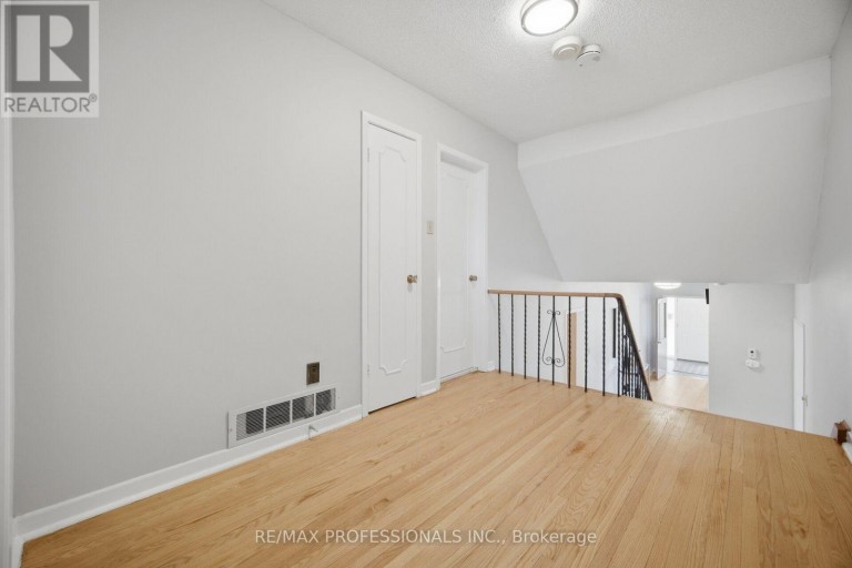 90 PECKHAM AVENUE, Toronto (Newtonbrook West), Ontario, M2R2V5