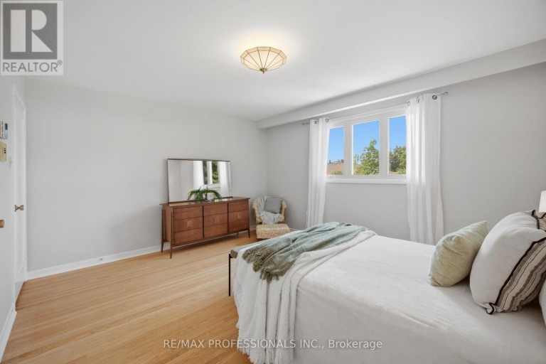 90 PECKHAM AVENUE, Toronto (Newtonbrook West), Ontario, M2R2V5