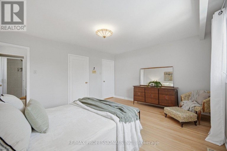 90 PECKHAM AVENUE, Toronto (Newtonbrook West), Ontario, M2R2V5