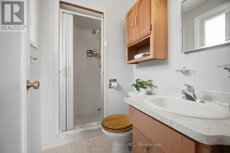 90 PECKHAM AVENUE, Toronto (Newtonbrook West), Ontario, M2R2V5