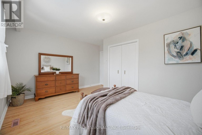 90 PECKHAM AVENUE, Toronto (Newtonbrook West), Ontario, M2R2V5