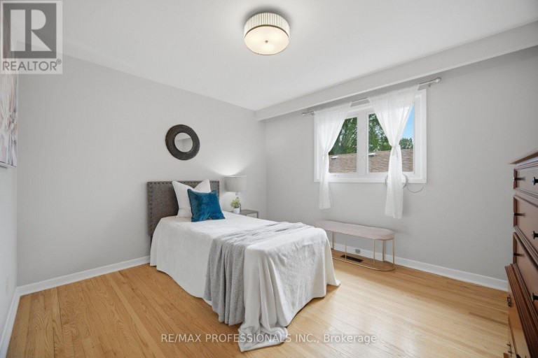 90 PECKHAM AVENUE, Toronto (Newtonbrook West), Ontario, M2R2V5
