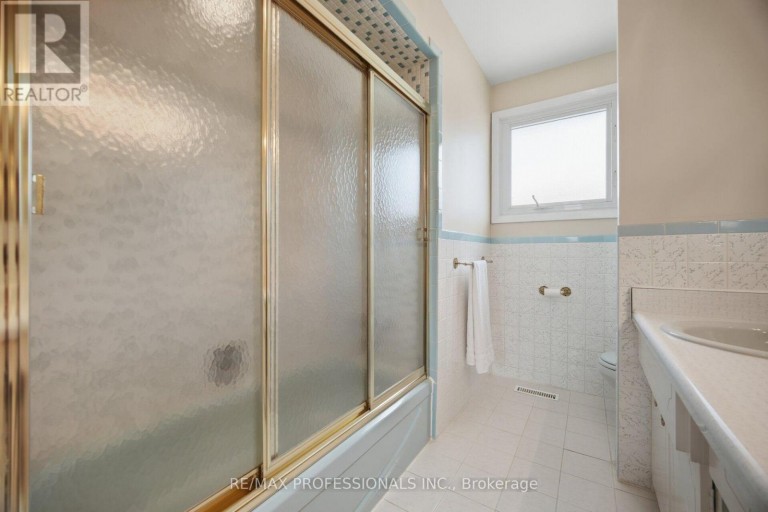 90 PECKHAM AVENUE, Toronto (Newtonbrook West), Ontario, M2R2V5