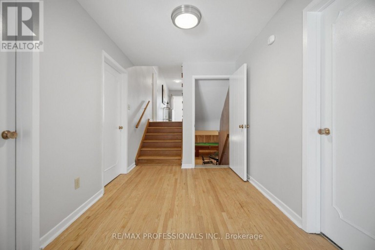 90 PECKHAM AVENUE, Toronto (Newtonbrook West), Ontario, M2R2V5