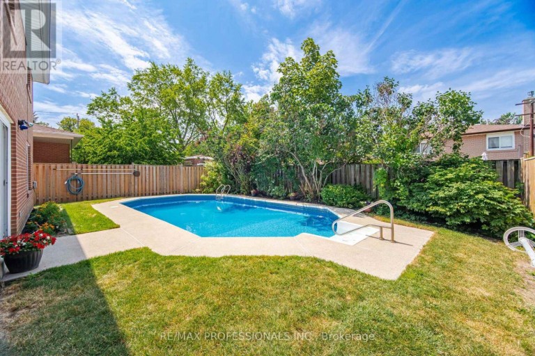 90 PECKHAM AVENUE, Toronto (Newtonbrook West), Ontario, M2R2V5