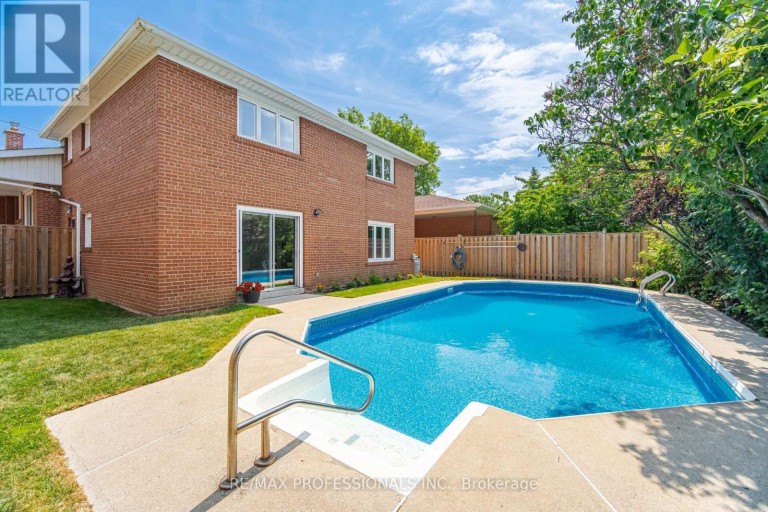 90 PECKHAM AVENUE, Toronto (Newtonbrook West), Ontario, M2R2V5