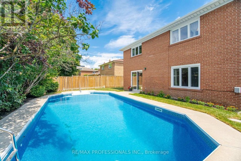 90 PECKHAM AVENUE, Toronto (Newtonbrook West), Ontario, M2R2V5