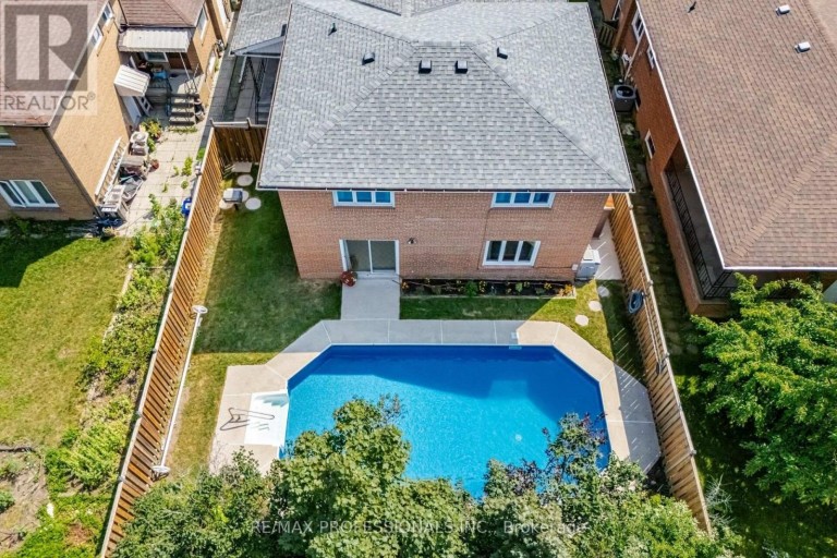90 PECKHAM AVENUE, Toronto (Newtonbrook West), Ontario, M2R2V5