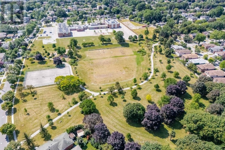 90 PECKHAM AVENUE, Toronto (Newtonbrook West), Ontario, M2R2V5