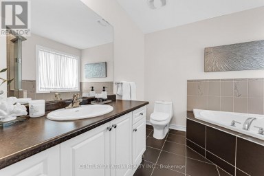 468 KWAPIS BOULEVARD Newmarket (Woodland Hill) Ontario photo 23