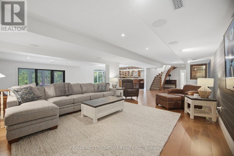42 HEDGEROW COURT, Vaughan (Kleinburg), Ontario, L0J1C0