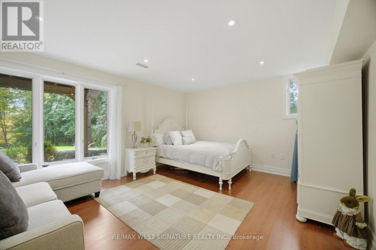 42 HEDGEROW COURT, Vaughan (Kleinburg), Ontario, L0J1C0
