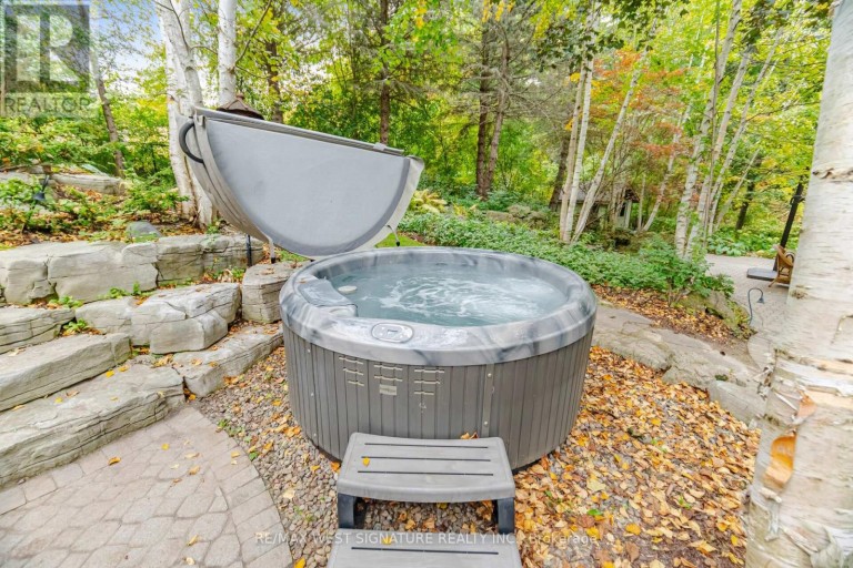 42 HEDGEROW COURT, Vaughan (Kleinburg), Ontario, L0J1C0