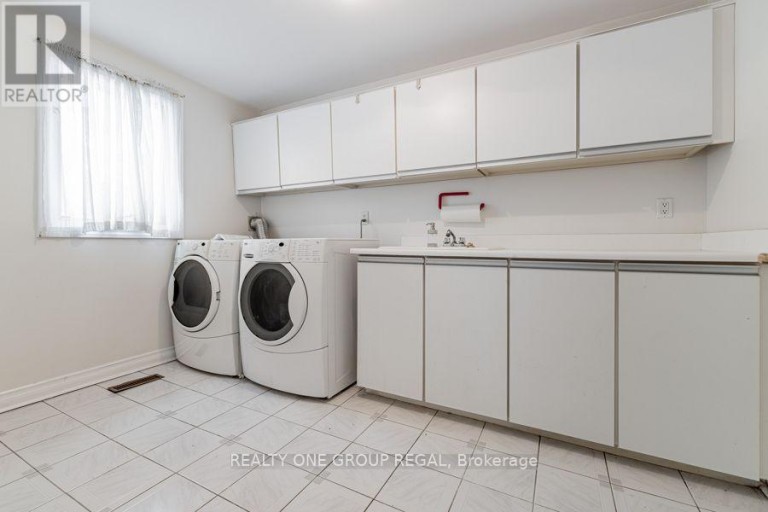 17 DUNLOE ROAD, Richmond Hill (Bayview Hill), Ontario, L4B2H6