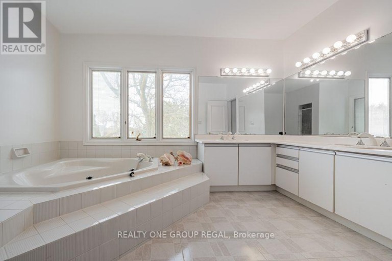 17 DUNLOE ROAD, Richmond Hill (Bayview Hill), Ontario, L4B2H6