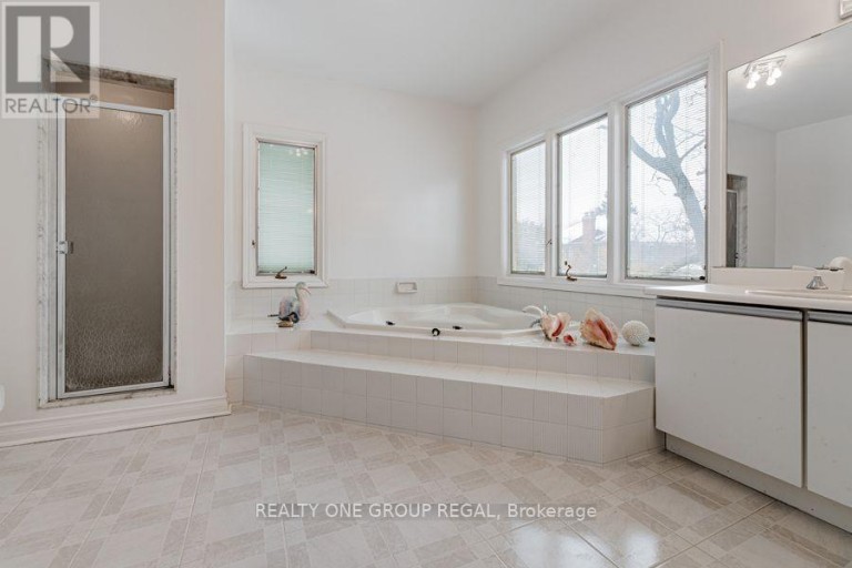 17 DUNLOE ROAD, Richmond Hill (Bayview Hill), Ontario, L4B2H6