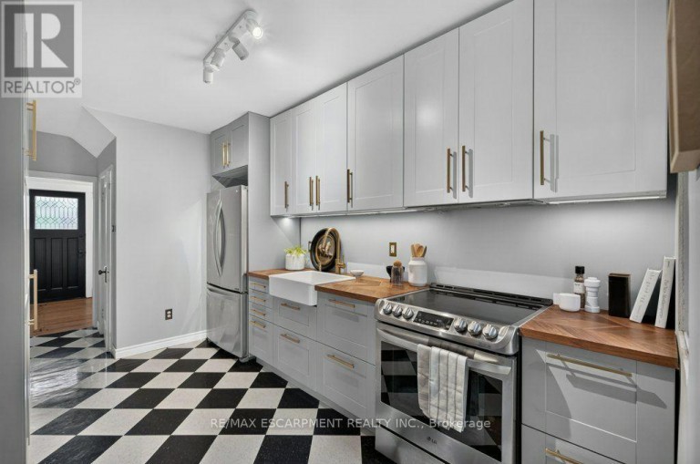 101 COPE STREET, Hamilton (Homeside), Ontario, L8H5B1