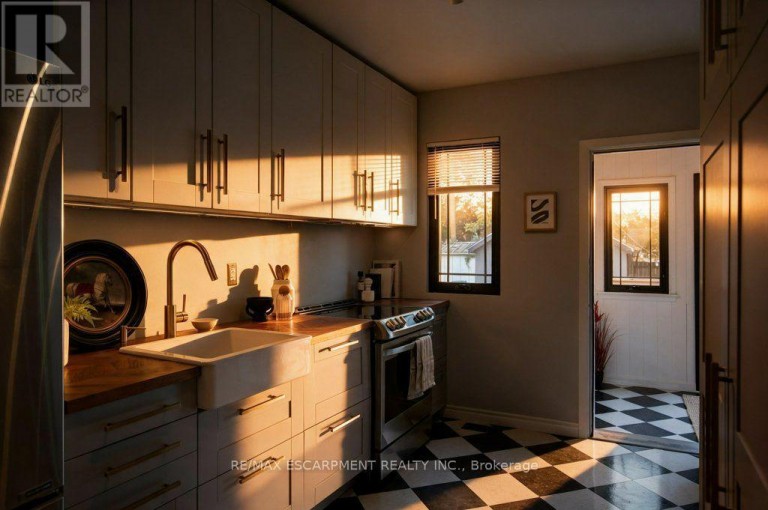 101 COPE STREET, Hamilton (Homeside), Ontario, L8H5B1