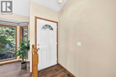 144 Hawkdale Close NW Calgary Alberta photo 3
