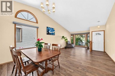 144 Hawkdale Close NW Calgary Alberta photo 4