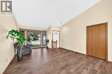 144 Hawkdale Close NW Calgary Alberta photo 5