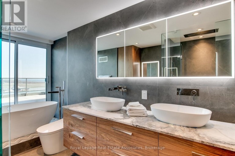 1002 - 90 STADIUM ROAD, Toronto (Niagara), Ontario, M5V3W5